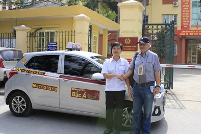 Tài xế taxi trả lại 7.000 USD khách nước ngoài bỏ quên