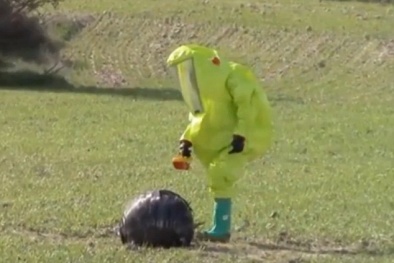 Tây Ban Nha: Quả cầu đen bí ẩn bất ngờ rơi từ trên trời xuống