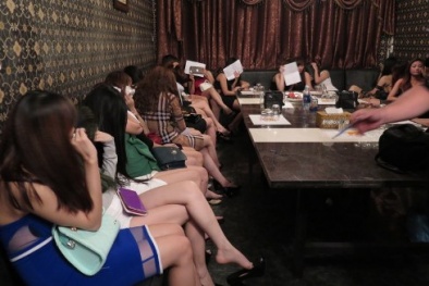 Hàng chục chân dài 'phục vụ' khách Tây chạy toán loạn khi gặp đoàn kiểm tra