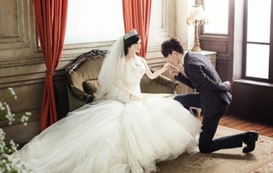 Chú rể ung thư giai đoạn cuối cưới búp bê tình dục