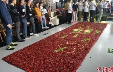 Độc đáo chàng trai dùng 99.999 trái ớt cầu hôn bạn gái