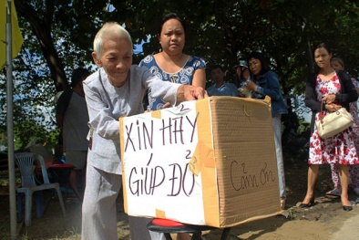 Rơi nước mắt nhìn mẹ già 86 tuổi xin tiền lo đám tang cho con bên lề đường