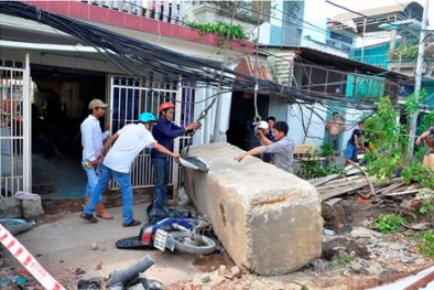 Xe máy nát bét vì bê tông xây cầu đổ ụp xuống