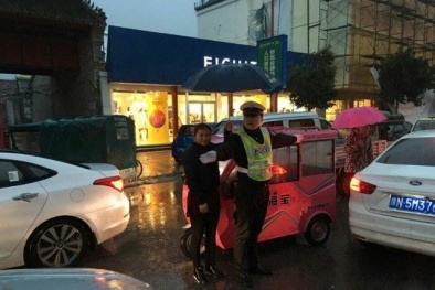 Cô gái kiên trì che ô cho cảnh sát giao thông vì trái tim mách bảo