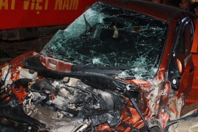 Rẽ trái bất ngờ, ô tô chở 4 người bị tàu hỏa nghiền nát