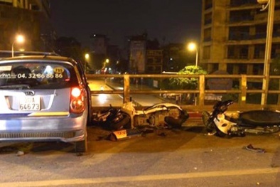 Tai nạn liên hoàn trên cầu vượt Thái Hà: ‘2 người đuổi theo taxi không có lỗi’
