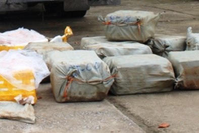 Vi phạm giao thông, xe tải lộ ra hàng tấn thịt hôi thối bên trong