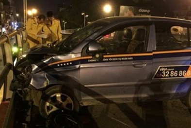 Vụ đâm liên hoàn trên cầu vượt: Vợ tài xế taxi khai chồng có uống rượu