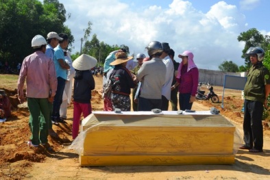 Quảng Nam: Đối thoại với dân giải quyết vụ đặt quan tài giữa đường cao tốc
