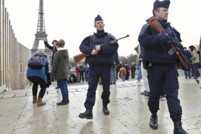 Bố và anh trai nghi phạm khủng bố Paris 'sa lưới'