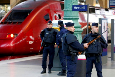 Khủng bố ở Paris: Phát hiện chiếc xe chở các tay súng, bắt 6 người thân của nghi phạm