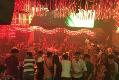 Kiểm tra quán bar lúc rạng sáng, dân chơi ném 'bột trắng' hòng thoát thân