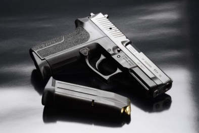 Cảnh sát Pháp được trang bị vũ khí gì để bảo vệ người dân?