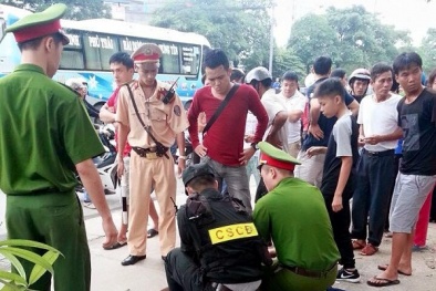 Thót tim với người phụ nữ trẻ bế theo em bé lao thẳng vào đầu ô tô 