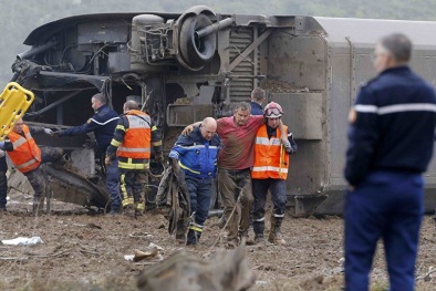 Toàn cảnh hiện trường tai nạn thảm khốc tàu cao tốc trật đường ray ở Pháp