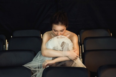 Angela Phương Trinh đẹp hút hồn khi hóa thân thành Thiên nga đen 