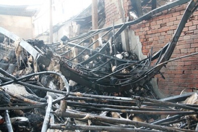 TP.HCM: Biển lửa 'nuốt' trọn xưởng dệt giữa đêm 