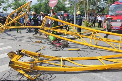 Cần cẩu hàng trăm mét đổ gập xuống đường, ít nhất 1 người tử vong tại chỗ