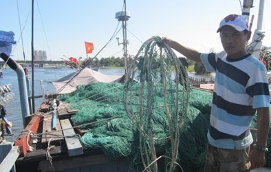 Hàng trăm tàu có chữ Trung Quốc phá lưới của ngư dân Việt Nam gây bức xúc