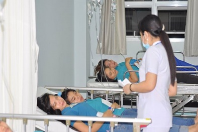 Sau bữa cơm có mùi ôi thiu, cả trăm công nhân vào thẳng bệnh viện