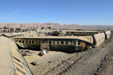 Tàu hỏa Pakistan trật đường ray bên sườn núi, 17 người chết thảm