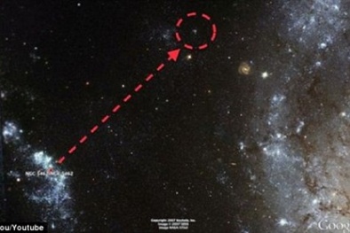 Siêu cấu trúc' UFO hình tam giác 'lảng vảng' trên bầu trời đêm Australia
