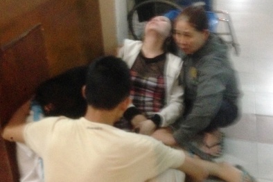 Cha mẹ ngã quỵ nhìn con trai qua đời vì rơi từ cửa sổ chung cư