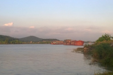 Một phụ nữ nổ súng chĩa thẳng vào chủ doanh nghiệp