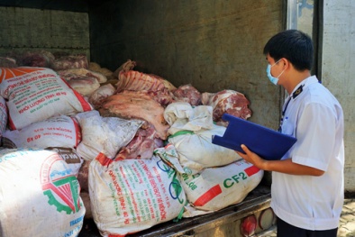 Rùng mình 5 tấn thịt heo bốc mùi hôi thối 'len lỏi' vào chợ