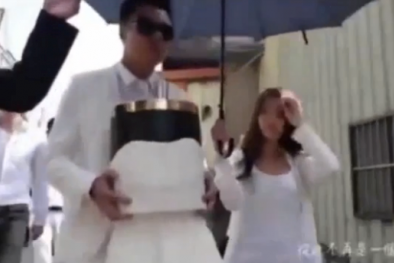 Chàng trai làm đám cưới với hũ tro cốt của bạn gái