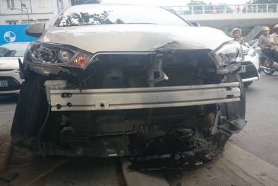 Đâm xe, chiếc Toyota Yaris nát đầu nhưng túi khí không bung ra