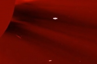 Lại phát hiện UFO trắng sáng bay sát Mặt Trời