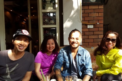 Trần Lập vui vẻ đi cà phê với bạn sau phẫu thuật thành công 