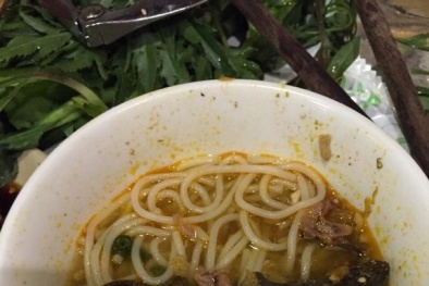 'Thượng đế' phát hoảng vì chuột chết trong nồi lẩu ở Sài Gòn