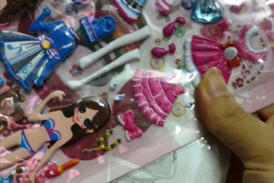 Kiểm nghiệm miếng dán đồ chơi Trung Quốc tìm độc tố