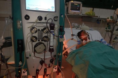 Tình trạng sức khỏe nguy kịch của xe ôm bị cướp đâm xuyên gáy