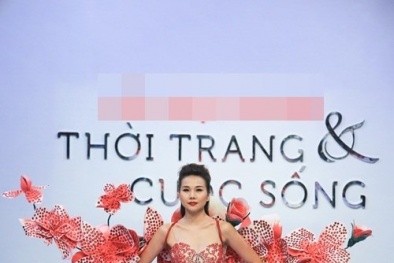 Siêu mẫu Thanh Hằng hóa 'nàng tiên hoa' với đôi cánh nặng 12kg 