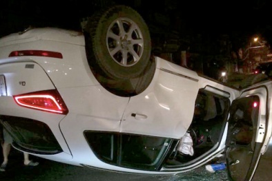 Xế sang Audi Q5 lộn nhào giữa phố Hà Nội, nhạc mạnh vẫn vọng ra ngoài