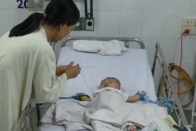 Rơi nước mắt vì bệnh tình của cháu bé bị dao đâm xuyên đầu