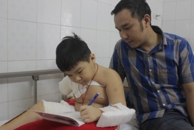 Rơi nước mắt nhìn cậu bé bị xe tải cán đứt lìa tay chống chịu nỗi đau mỗi ngày