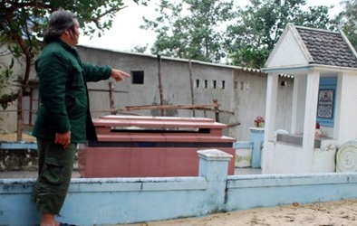 Rùng mình cảnh sống chung với nghĩa địa giữa Hà Nội