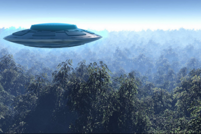 Phát hiện 1 đám UFO 'lẽo đẽo' bám theo đuôi máy bay