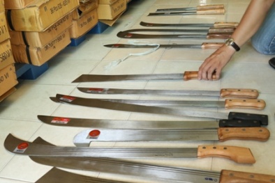 Cần Thơ: Cả nghìn cây mã tấu trong cửa hàng dụng cụ nông nghiệp