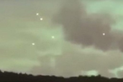 Ngỡ ngàng hàng loạt UFO nhảy múa theo nhịp điệu trên trời Mỹ