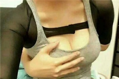 Hết chạm tay vào rốn, giới trẻ Trung Quốc lại rộ trào lưu chạm tay vào ngực