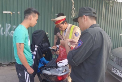 Phát hiện nhiều túi cần sa trong cốp xe SH người đàn ông xăm trổ