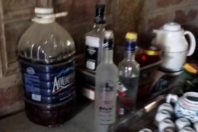 Trụ trì uống rượu Tây, nhắm tiết canh: 'Các cụ cũng ăn, cháu không ăn thì cháu chết à?'