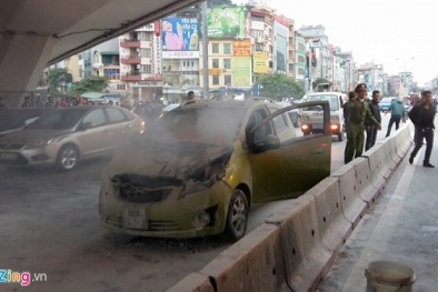 Xe Chevrolet bốc cháy dưới hầm cầu vượt