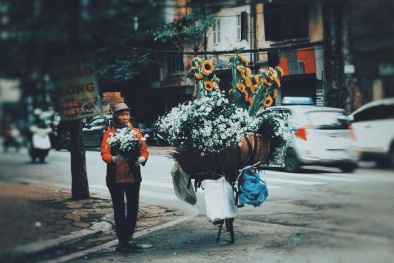 Người Hà Nội ‘co ro’ trong mưa rét đầu mùa