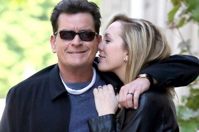 Sao phim 'đen' nhiễm HIV Charlie Sheen liên tục ‘dính’ bê bối tình ái